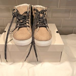 New in Box Girls comfort Hightop Camouflage Tennis Shoes.